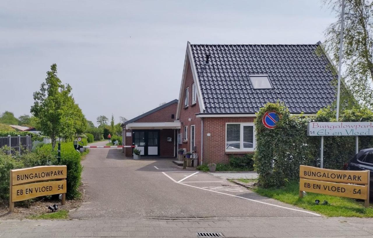 Het Dobbertje, charmant houten huisje Sint Maartensvlotbrug Buitenkant foto